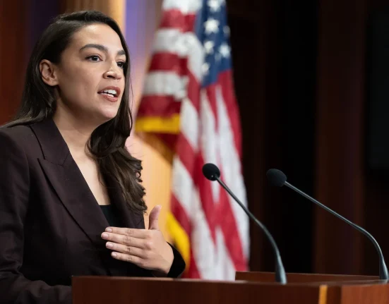 AOC propose une loi pour gel des centres de données américains jusqu'à une évaluation des implications de l'IA par le Congrès.