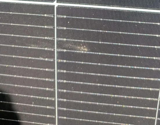 Acheteur sur Facebook Marketplace identifie un défaut dans un panneau solaire, s'inquiète de la performance et de la fiabilité.