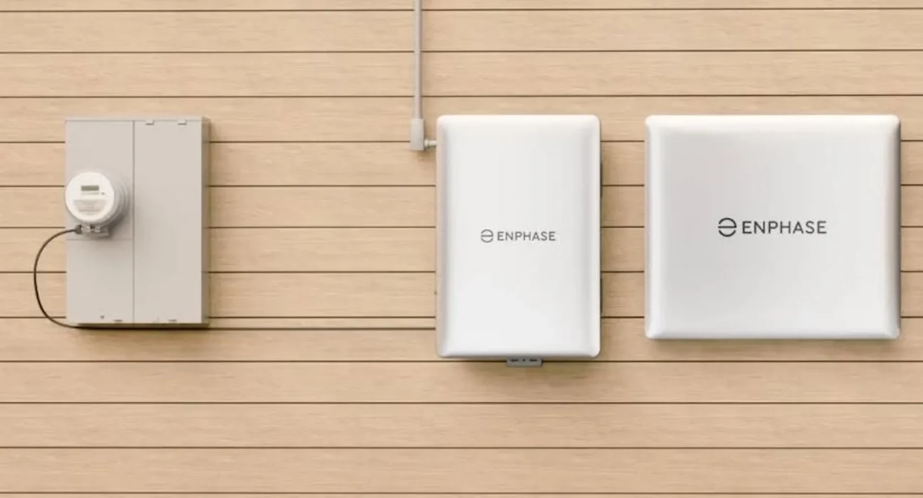 Après la panne du réseau électrique, un propriétaire découvre que la mise à jour du firmware retarde la réactivation solaire jusqu'à 10 % de décharge de la batterie