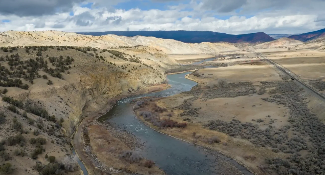 Assèchement du Colorado : Pressions agricoles et urbaines sur la source en péril