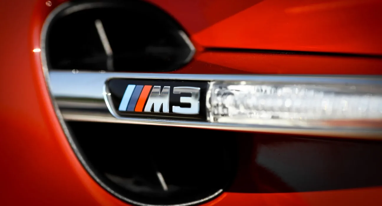 BMW valide l'électrique M3 tout en préservant son emblématique badge, au grand dam des puristes.