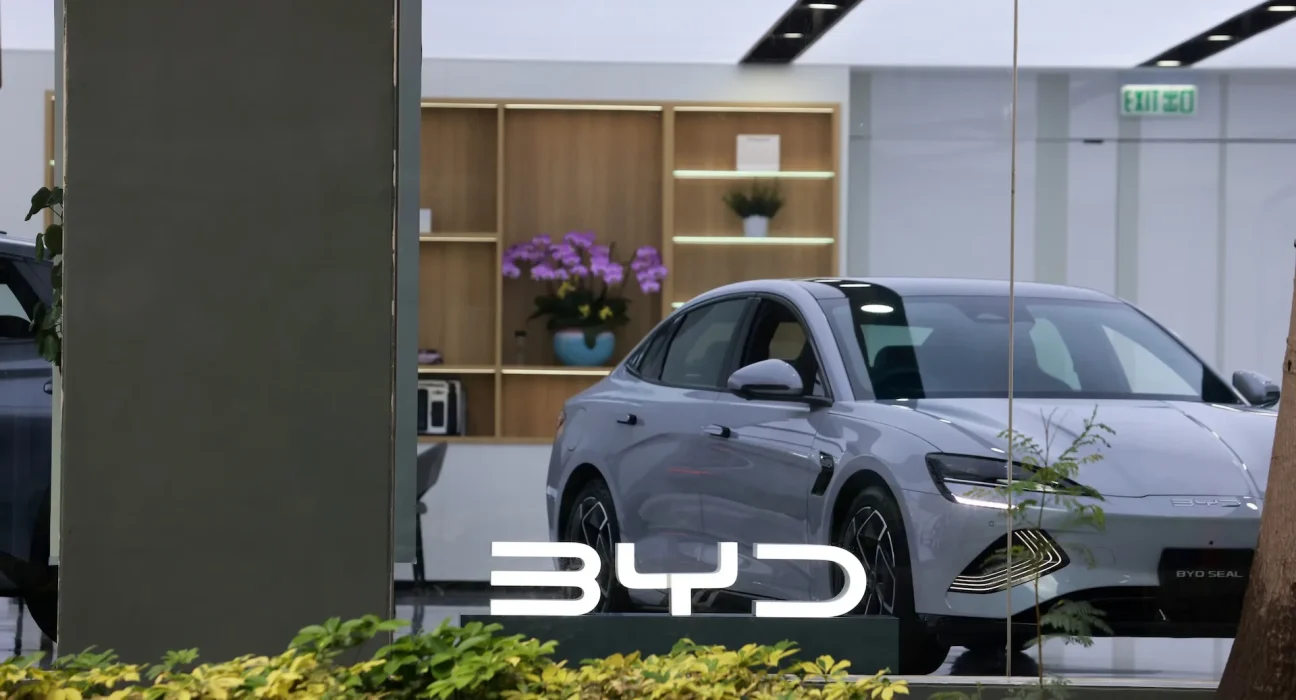 BYD dévoile une berline à 44 000 $ offrant 1 007 km d'autonomie, surclassant de nombreux rivaux électriques.