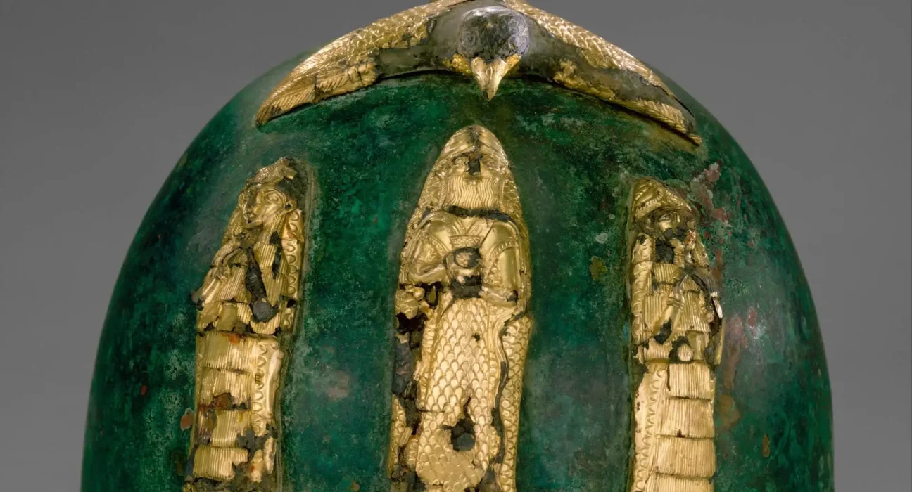 Casque Royal de l'Iran Ancien : Ornements Divins et Oiseau de Proie Saisissant