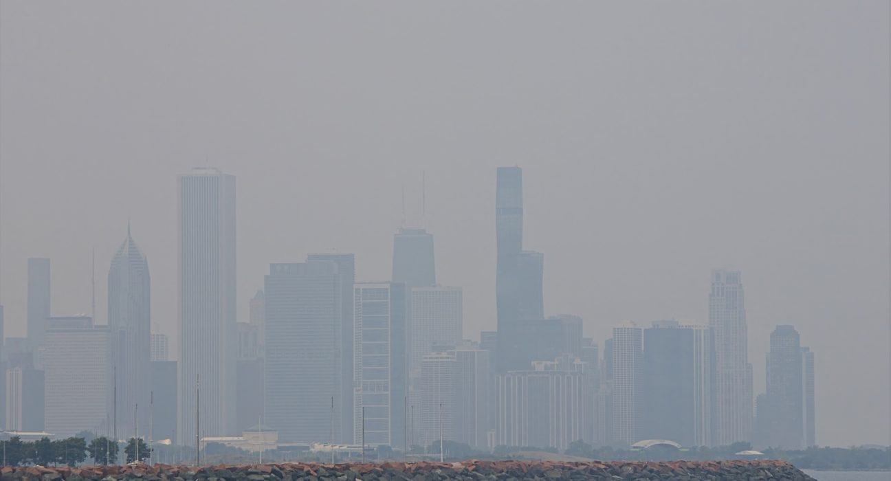 Chicago Entraîne à Nouveau des Masques : La Fumée des Feux de Foret Canadiens Aggrave la Pollution de l'Air