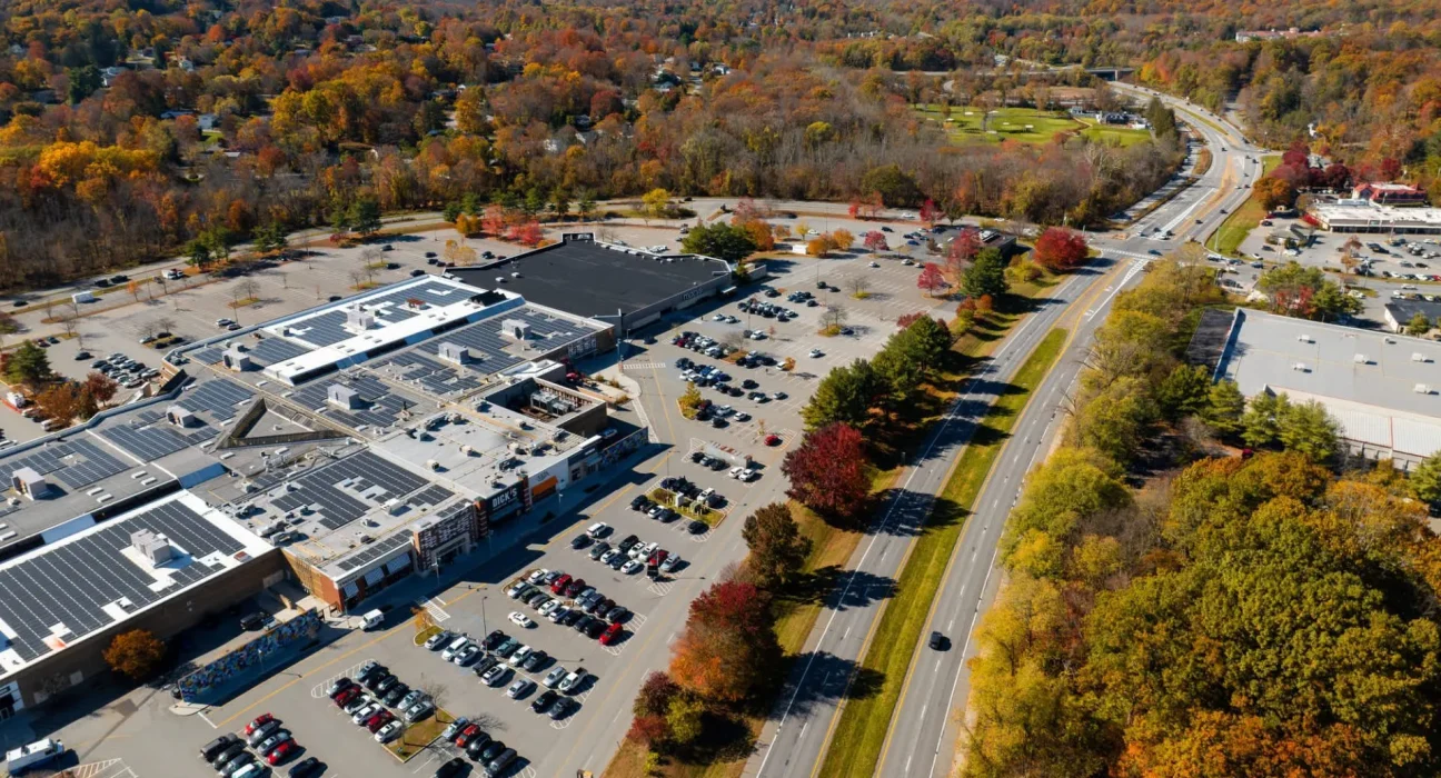 Connecticut simplifie l'accès aux installations solaires sur toits, balcons et en communauté : des défis plus grands se profilent.
