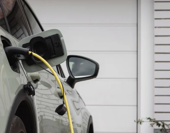 Coûts de Charge Électrique aux États-Unis : 5 à 6 Cents par Mile, Toujours Plus Avantageux que l'Essence Après Fin du Crédit Fiscal