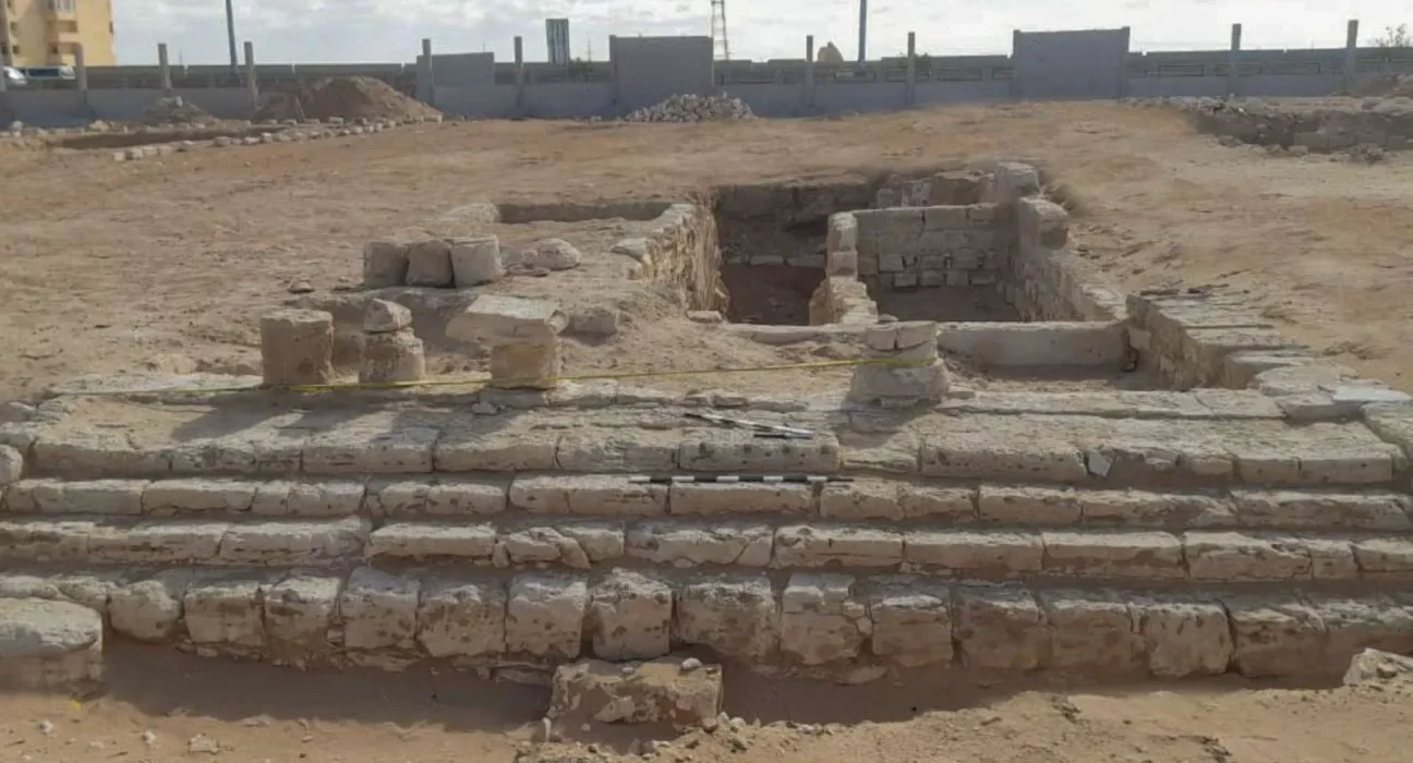 Découvertes en Égypte : une ville engloutie, des tombes ornées et des indices sur la vie sous des empires mouvants.