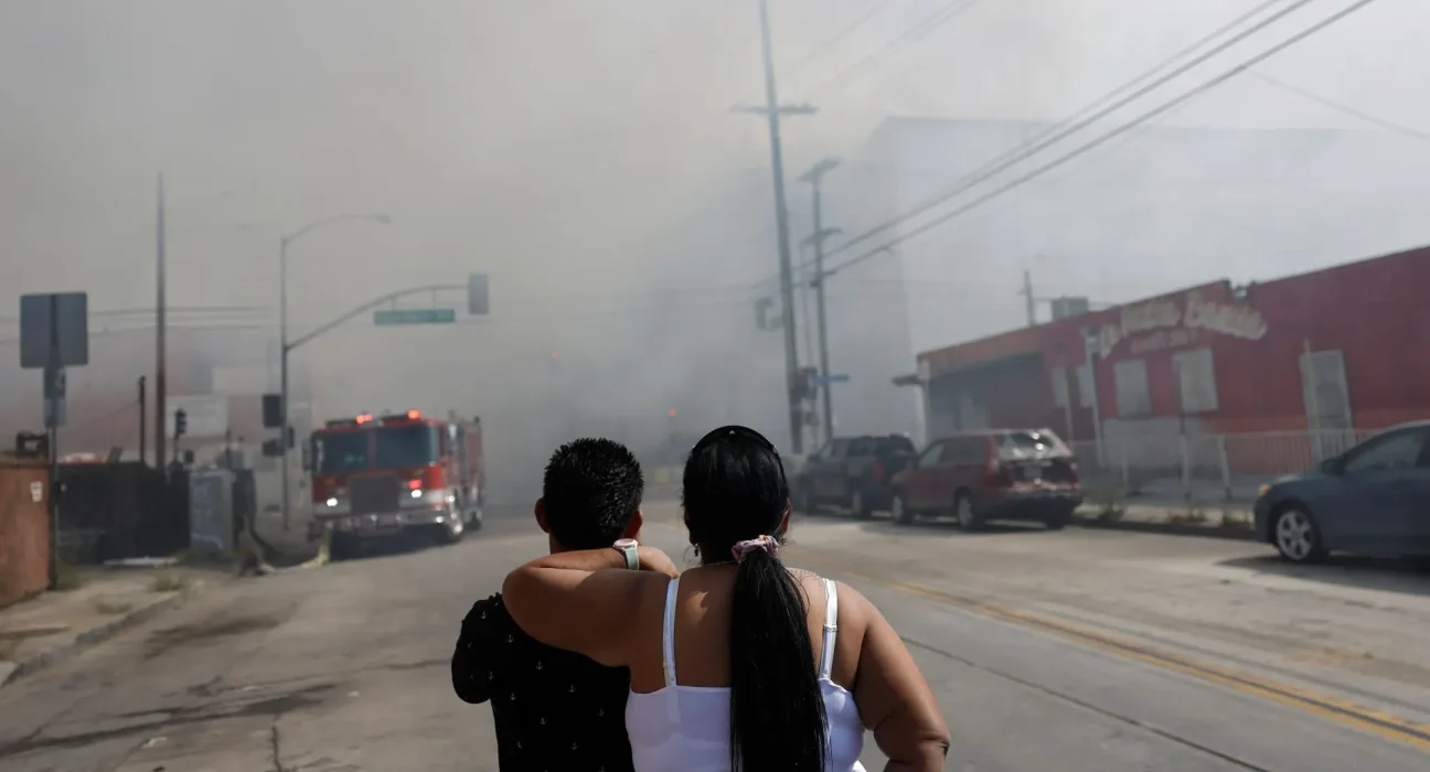 Des Résidents de Californie Échappent à la Fumée Toxique et au Risque d'Explosion Aperçu : des Installations Industrielles Autorisées à Rester en Activité