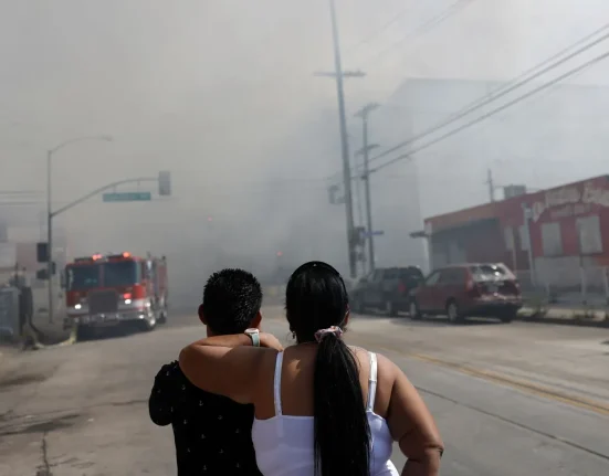 Des Résidents de Californie Échappent à la Fumée Toxique et au Risque d'Explosion Aperçu : des Installations Industrielles Autorisées à Rester en Activité