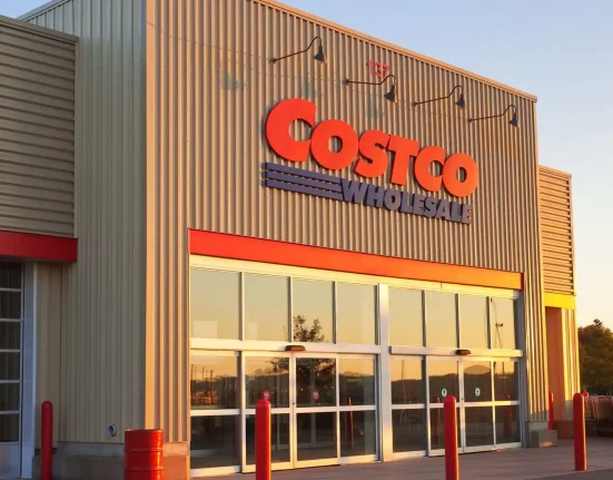 Des agents californiens visitent 1 000 foyers pour récupérer des vignes de raisins Costco après une alerte.