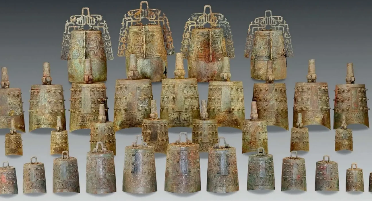 Des archéologues en Chine découvrent des cloches en bronze 'désactivées' dans une tombe vieille de 2 600 ans.