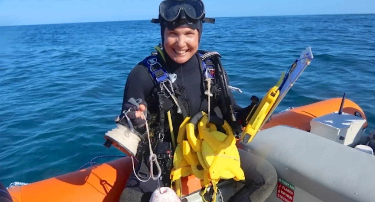 Des biologistes australiens passent 120 jours en mer, remorqués par des bateaux, pour documenter 40 ans d'évolution des récifs.