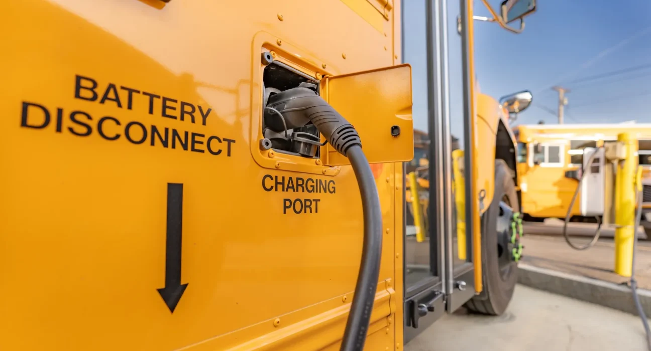 « Des bus scolaires électriques renvoient de l'énergie au réseau américain en pleine vague de chaleur »