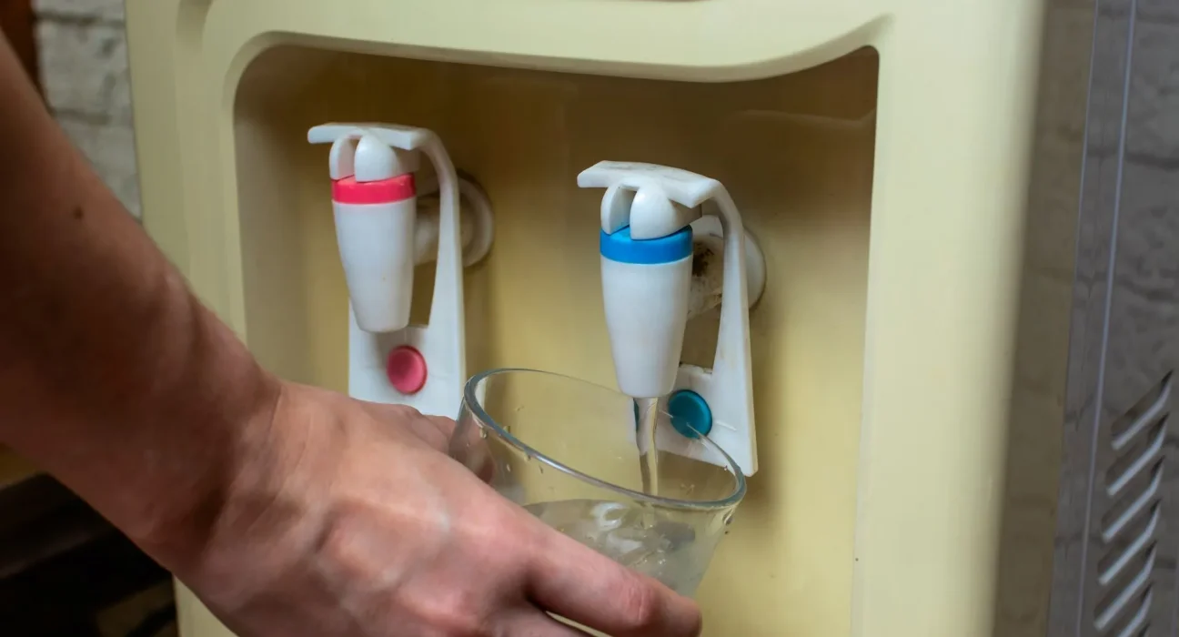 Des centaines de bases américaines retardent silencieusement le dépollution des PFAS depuis des années, des échéances disparaissent.