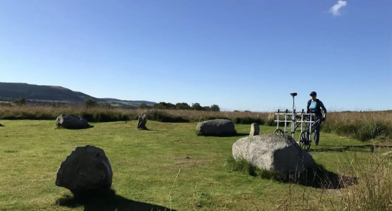 Des chercheurs découvrent les traces d'un ancien cercle mystérieux sous les tourbières écossaises.