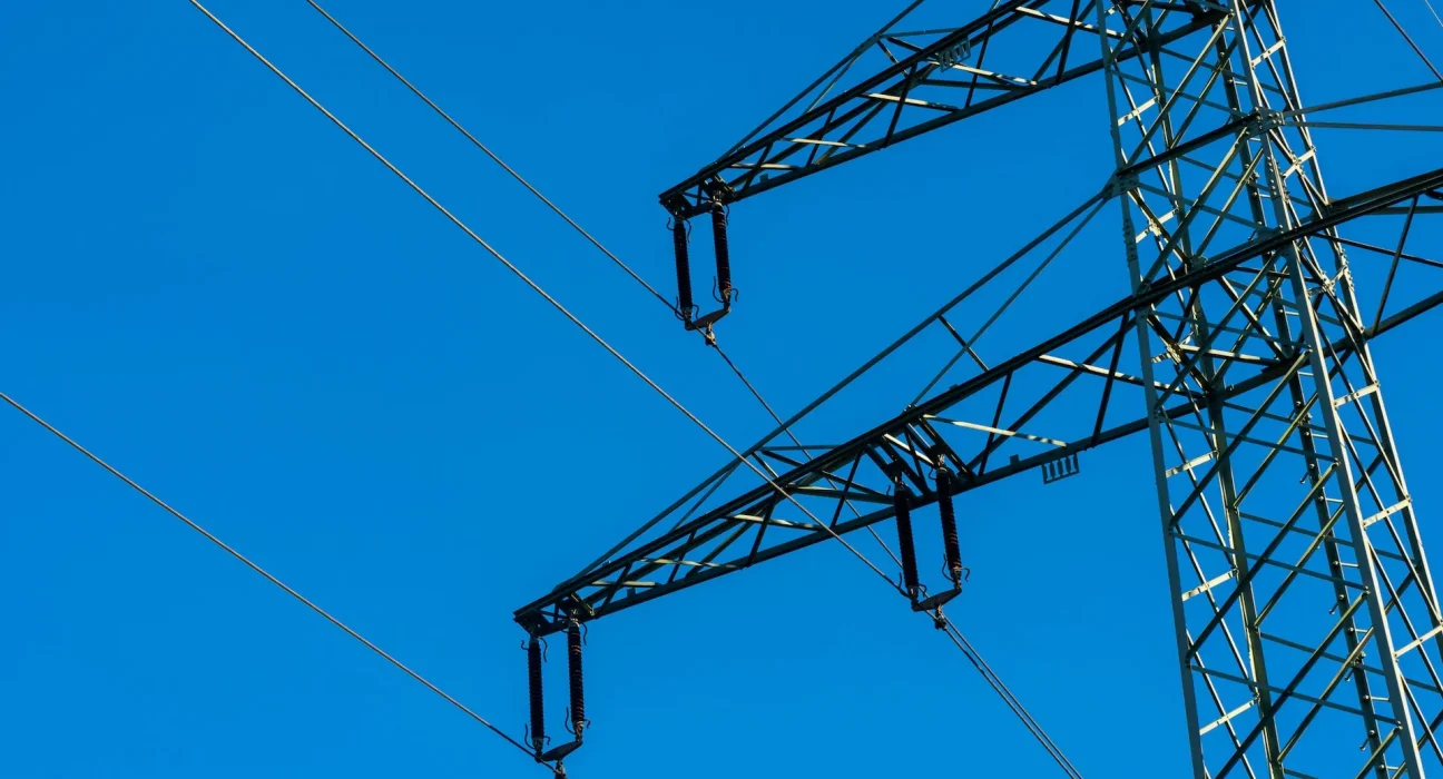 Des équipes de l'Illinois utilisent un scanner sur fils électriques pour détecter l'usure cachée avant les pannes.