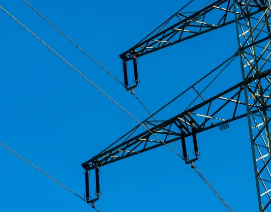 Des équipes de l'Illinois utilisent un scanner sur fils électriques pour détecter l'usure cachée avant les pannes.