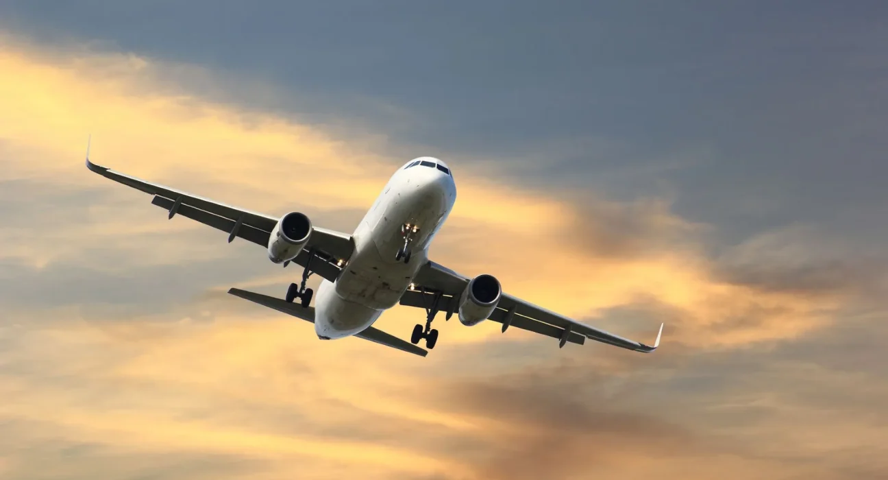 Des ingénieurs de l'Illinois convertissent les déchets alimentaires en biocarburant écologique pour l'aviation.