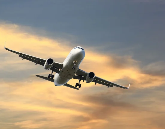 Des ingénieurs de l'Illinois convertissent les déchets alimentaires en biocarburant écologique pour l'aviation.