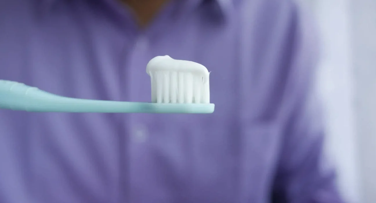 Des microplastiques détectés dans 76,5 % des échantillons de pâte dentifrice au Bangladesh, surtout dans les marques locales.