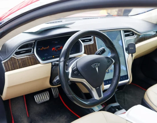 Des millions de Teslas anciennes reçoivent enfin la mise à jour tant attendue, mais les propriétaires restent sur leur faim.