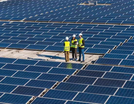 Des panneaux solaires sur les toits : un soulagement pour les foyers à revenus modestes en Californie face à la hausse des factures d'électricité