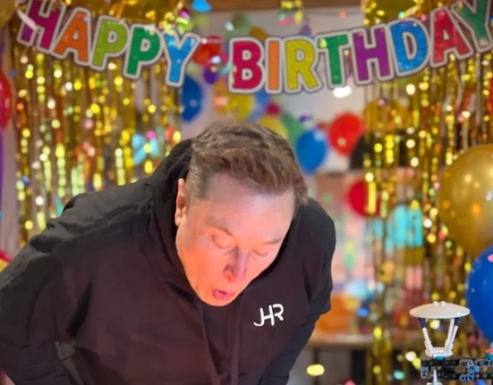 Des photos du 55ème anniversaire d'Elon Musk partagées par sa mère suscitent la controverse en raison d'un détail intrigant.