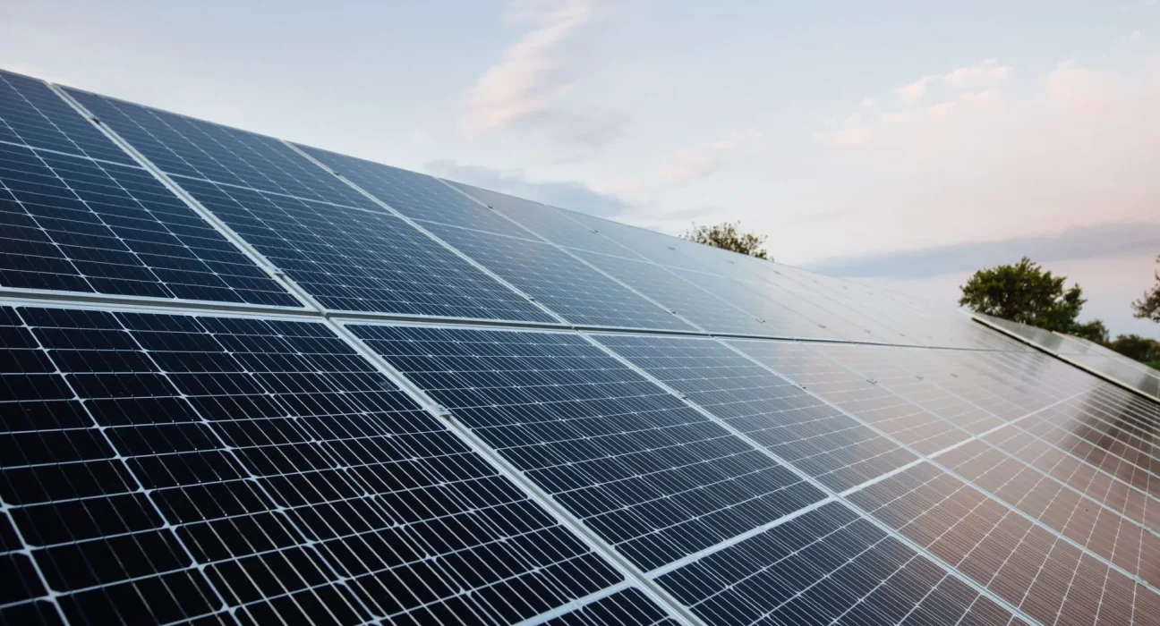 Detroit transforme des lots vacants en champs solaires, offrant jusqu'à 25 000 $ de réparations aux propriétaires voisins.