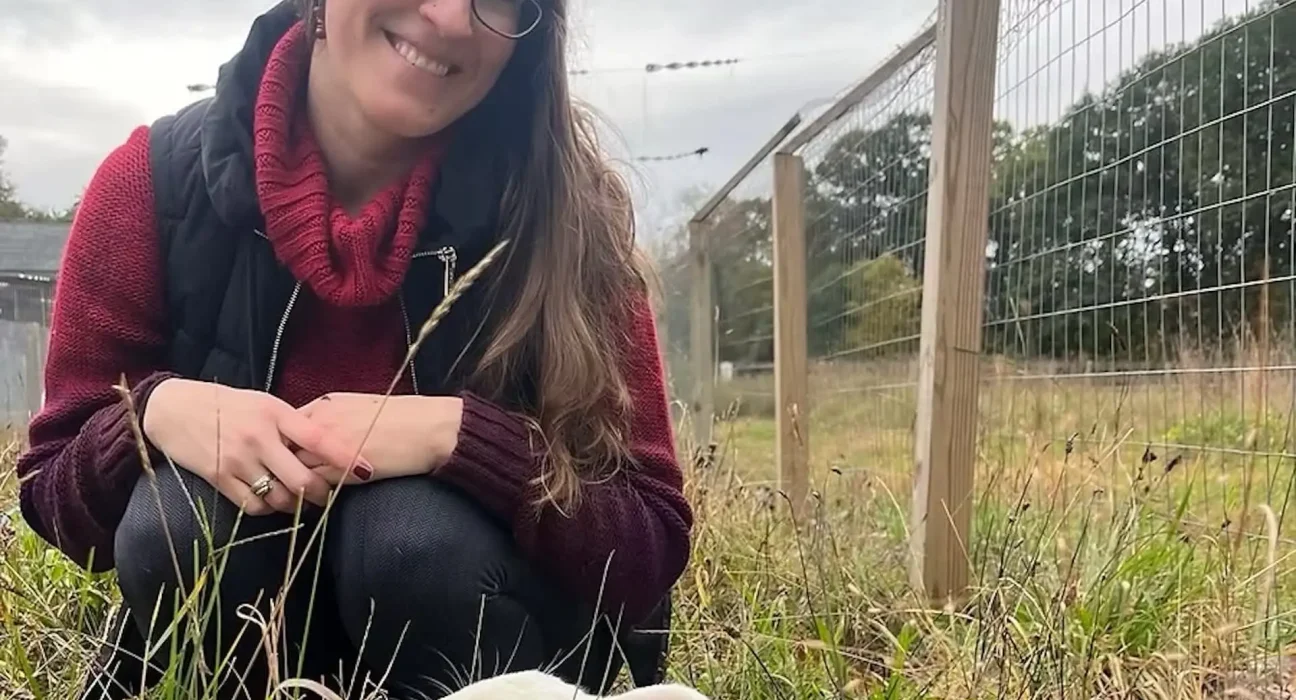 Elle a accepté un emploi dans un laboratoire pour lapins aux États-Unis, puis a commencé à sauver les animaux qu'elle était censée abattre.