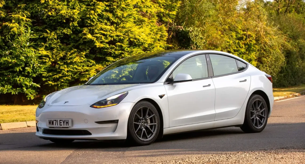 Essai d'un Tesla Model 3 en Floride à 75 mph : Une alerte sur la portée évoque une réclamation de garantie.