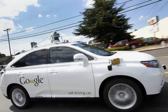 Google souhaite assouplir les règles de circulation pour ses voitures.