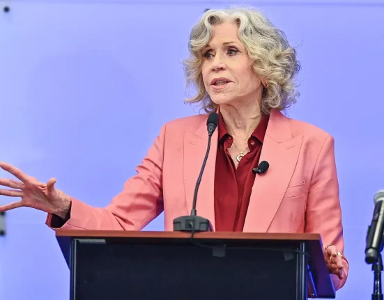 Jane Fonda revient à Denver pour s'opposer à un gigantesque centre de données menaçant une clinique, un parc et des habitations.