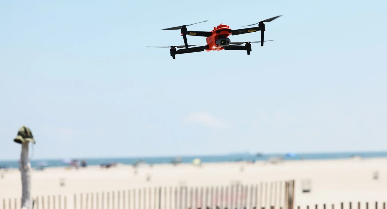 « L'Australie déploie une flotte de drones de surveillance pour surveiller les requins et protéger les baigneurs après une série d'attaques »