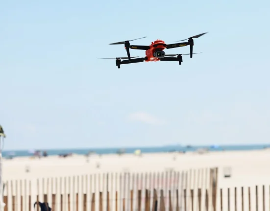 « L'Australie déploie une flotte de drones de surveillance pour surveiller les requins et protéger les baigneurs après une série d'attaques »