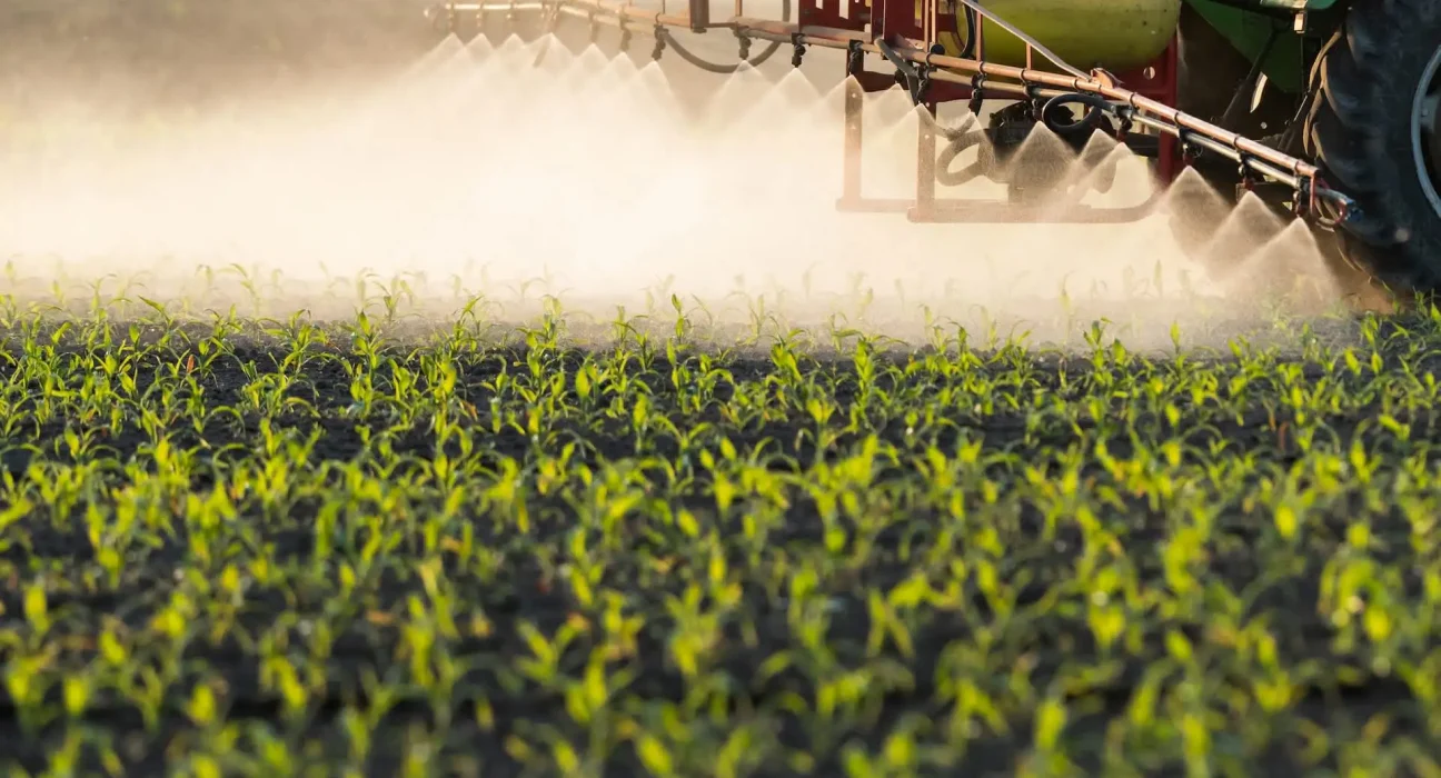 L'EPA de Trump approuve 3 pesticides critiqués comme des "produits chimiques éternels".