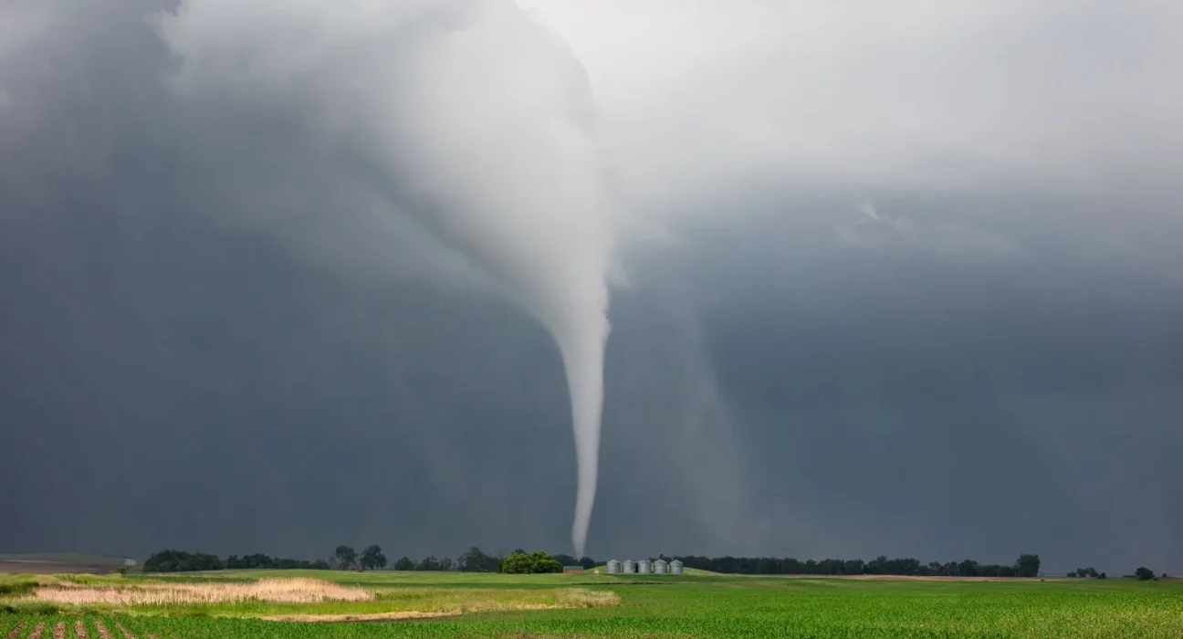 L'Illinois frappe un nouveau record de tornades alors que des tempêtes meurtrières ravagent l'État et que l'aide fédérale diminue.