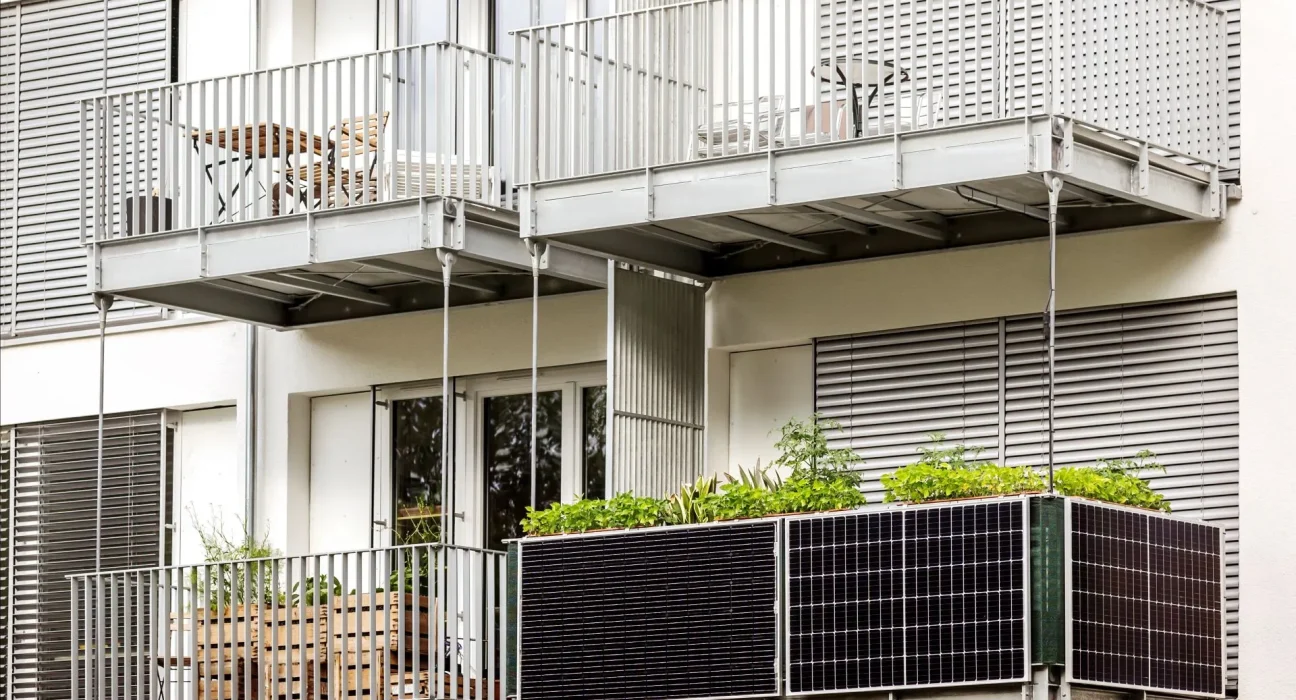 “La Grèce autorise pour la première fois l’autoconsommation solaire sur les balcons”