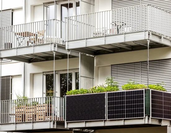 “La Grèce autorise pour la première fois l’autoconsommation solaire sur les balcons”