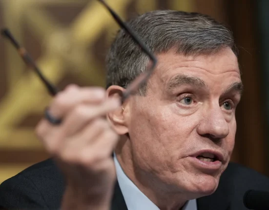 Le Sénateur Mark Warner de Virginie relie les avantages fiscaux des centres de données à la transparence sur l'eau et l'énergie