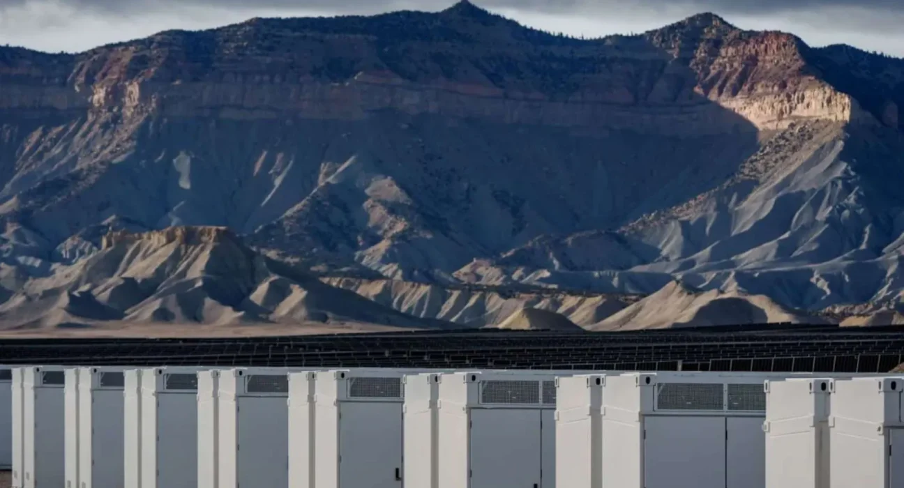 Le plus grand projet solaire et de stockage par batteries de l'Utah entre en service avec 993 492 panneaux et 484 Megapacks Tesla.