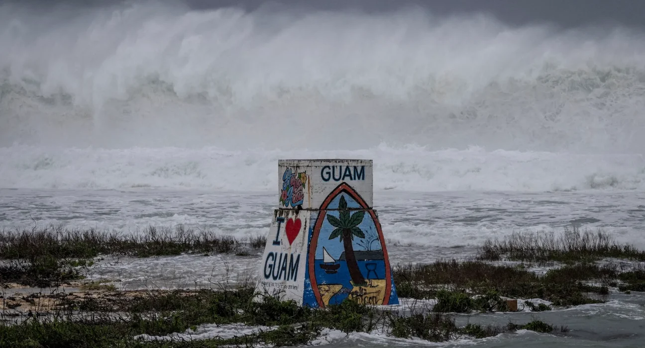 « Le super typhon Bavi frappe Guam avant de se diriger vers Taïwan et la Chine avec des vents de 240 km/h »