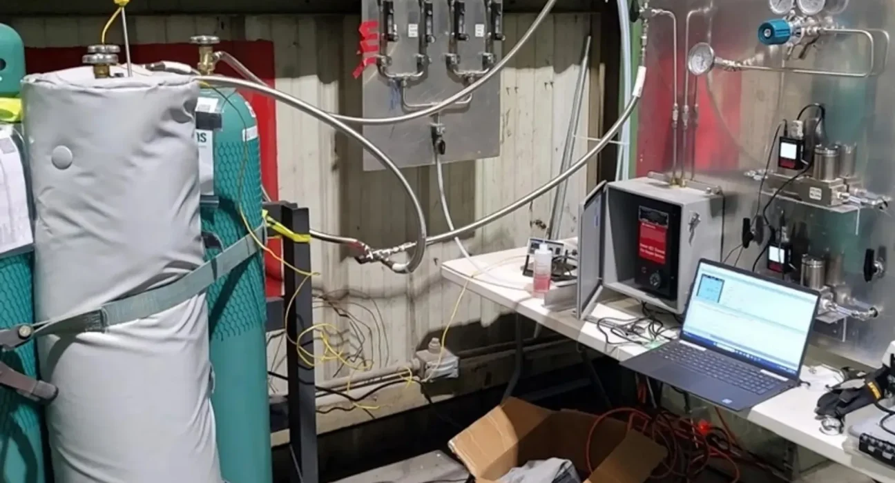 Le test de l'EPA révèle que l'incinérateur de déchets municipaux élimine 98% des composés PFAS, dépassant les attentes.
