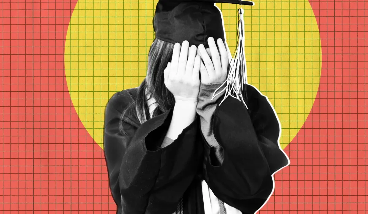 Les Étudiants Huer et Se Moquer lors d'une Déception de Lecture de Noms par une IA lors de la Cérémonie de Remise de Diplômes