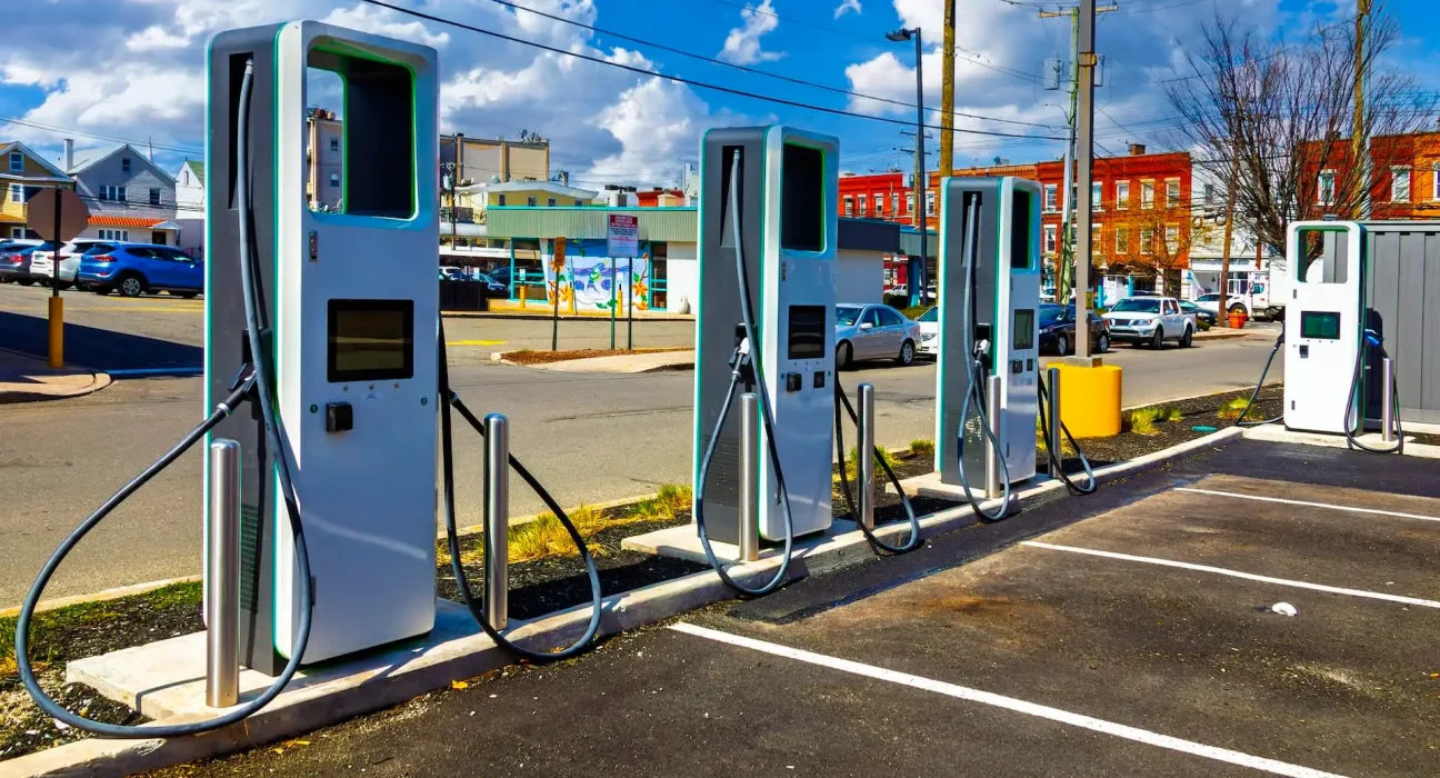 Les bornes de recharge publiques pour véhicules électriques aux États-Unis : +79 % en un an, dépassant les 250 000 installations.