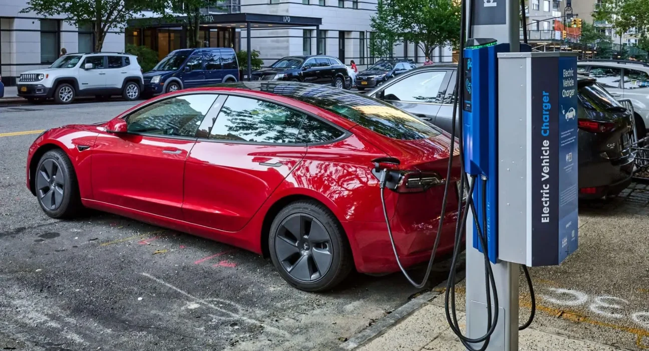 Les conducteurs de véhicules électriques américains dépriment : 8 applications de recharge, 2 adaptateurs et des prix imprévisibles.