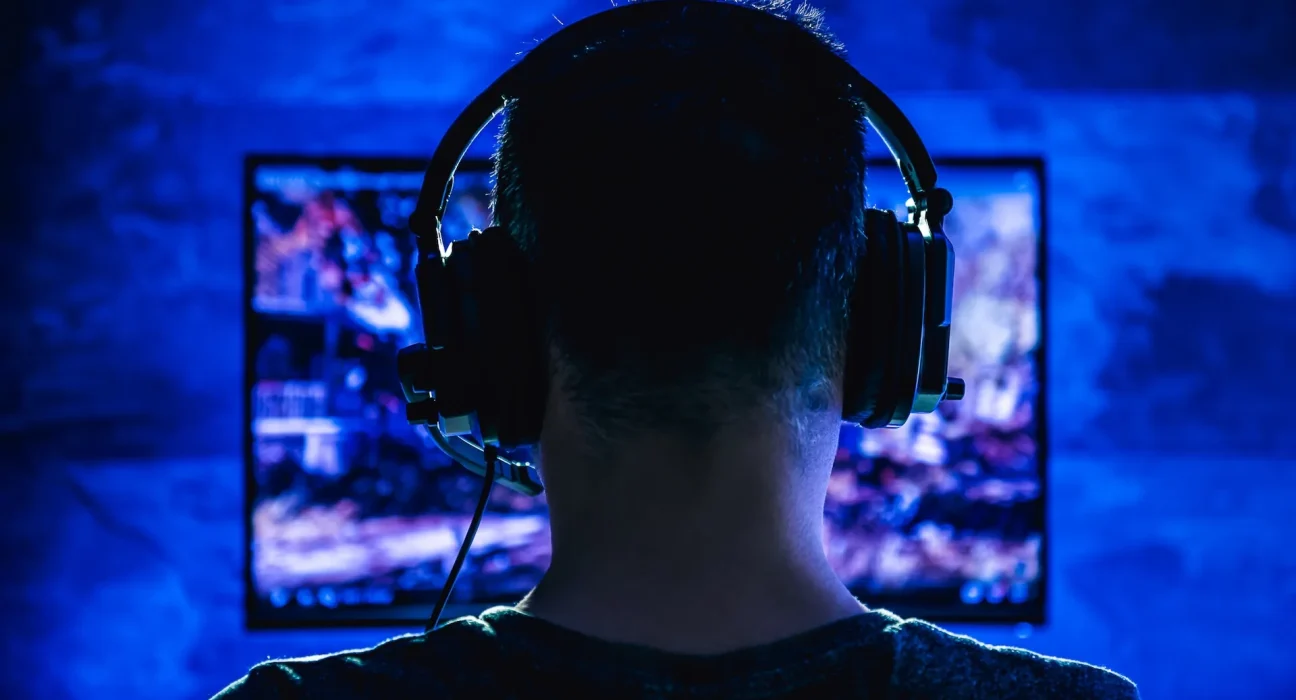 Les jeunes joueurs britanniques, avides de jeux, deux fois plus portés à croire aux conspirations tout en se croyant capables de déceler les mensonges, selon une étude.