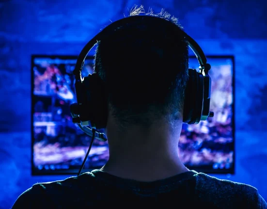 Les jeunes joueurs britanniques, avides de jeux, deux fois plus portés à croire aux conspirations tout en se croyant capables de déceler les mensonges, selon une étude.