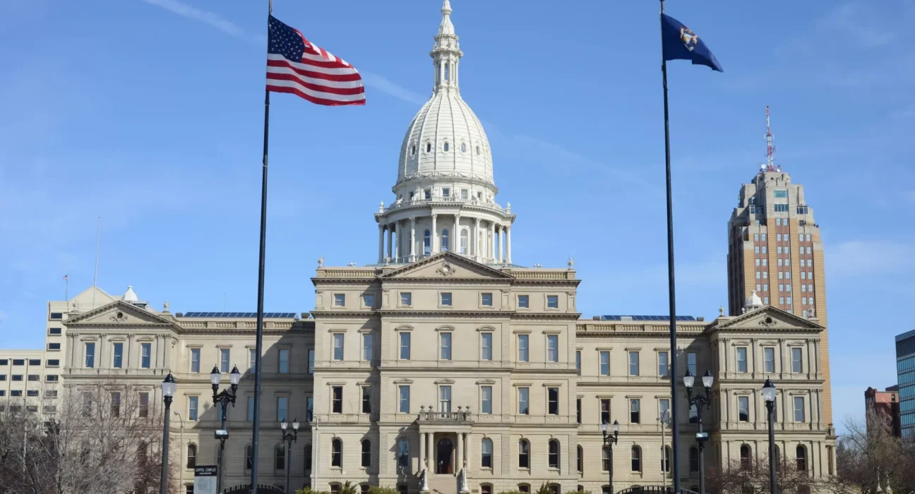 Les législateurs du Michigan veulent gel des nouveaux centres de données face à l'explosion de l'IA et des risques pour l'eau et l'énergie.