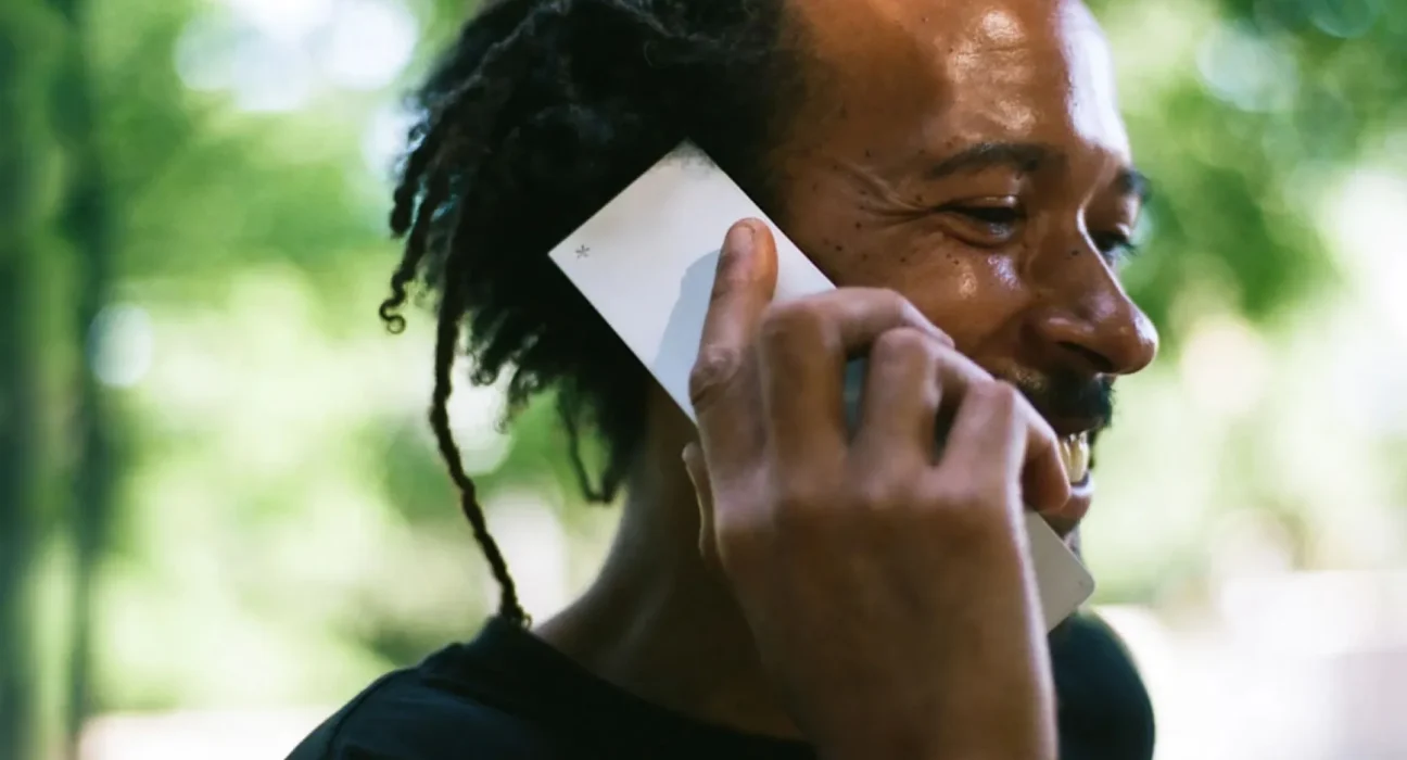 Light présente un téléphone à clapet à 299 $ qui pourrait populariser le minimalisme numérique.