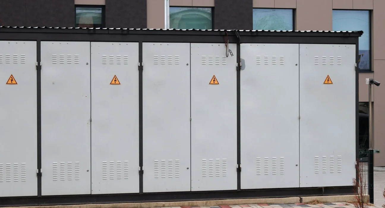Massachusetts valide un site de batteries près des résidences pour seniors, mais impose 100 conditions pour les voisins.